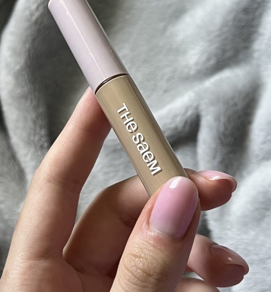 The Saem Cover Perfection Fixealer — золотистый аппликатор-консилер с надписью The Saem