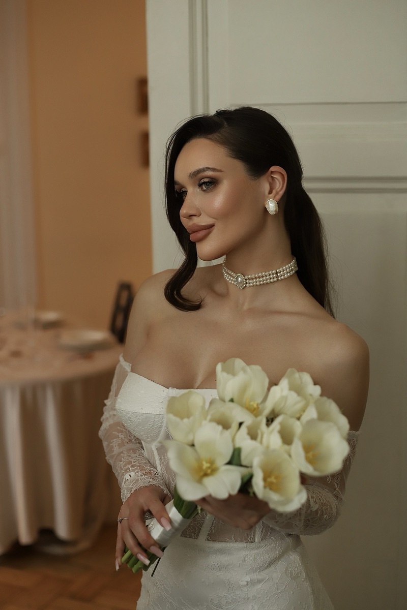 влажный финиш макияжа невесты, кремовые нюдовые губы, фата