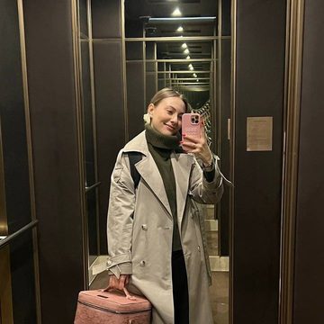Кристина с рабочим кейсом перед выездом к клиентке
