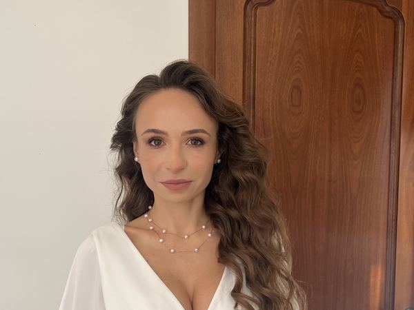 Невеста в белом платье с запахом и объёмными рукавами с перьями — свадебный образ
